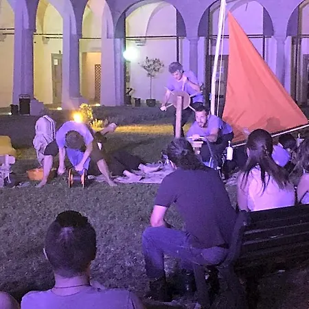 بيت شباب Il Chiostro And *